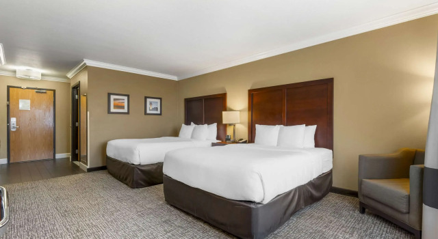 Четырёхместный номер Standard Comfort Inn & Suites Redwood Country