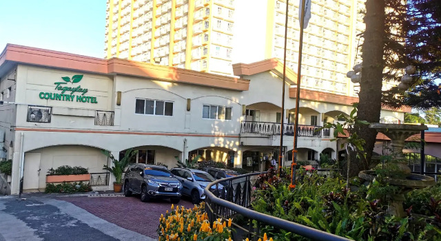 Кровать в общем номере Tagaytay Country Hotel