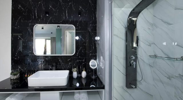 Люкс Deluxe с балконом и с видом на бассейн xSuites - Adults Only Boutique Suites with Private Jacuzzi