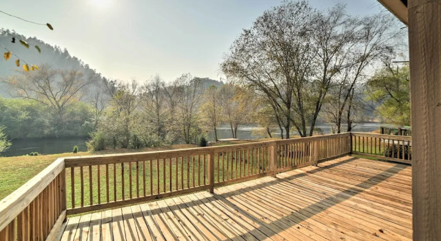 Peaceful Reliance Cabin w/ Deck on Hiwassee River!, Rezervați Casă de vacanță Reliance Statele Unite ale Americii