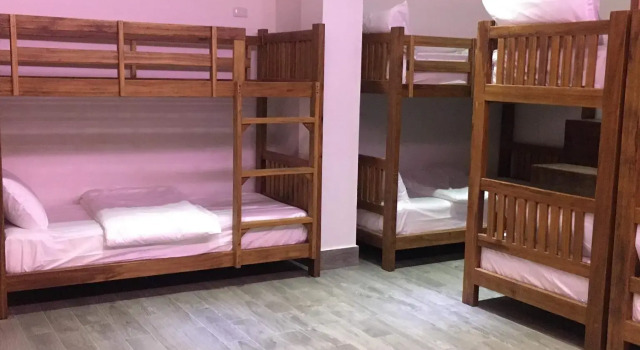 Кровать в общем номере FARAWAY SUITES