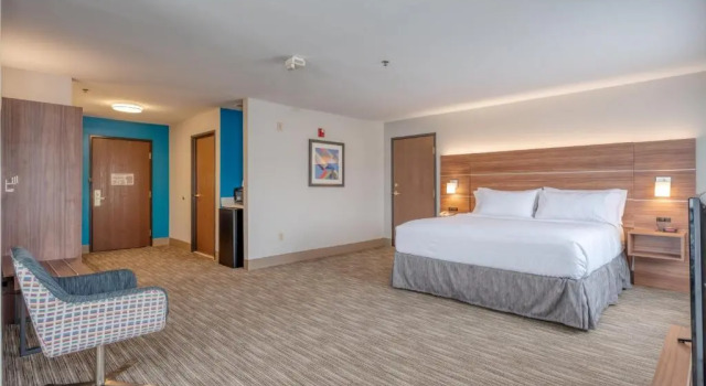 Люкс Deluxe Holiday Inn Express Hotel & Suites Thornburg-S. Fredericksburg by IHG