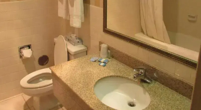 Четырёхместный люкс с балконом Magnuson Grand Pioneer Inn and Suites