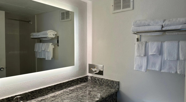 Четырёхместный люкс Quality Inn & Suites Everett