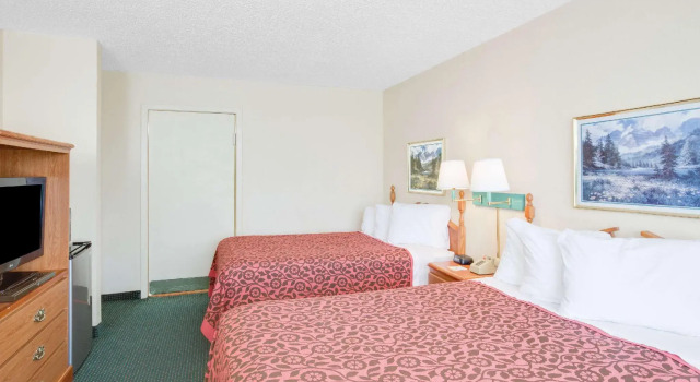 Четырёхместный номер Standard Days Inn by Wyndham Newport