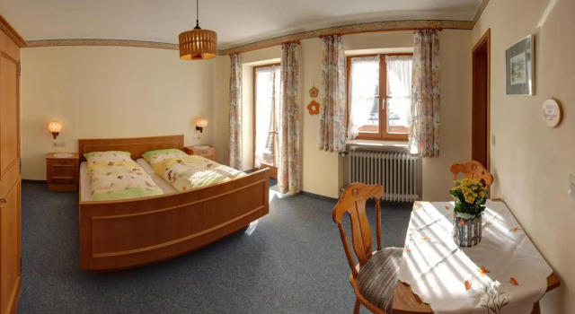 Gästehaus Sterrhäusl - Chiemgau Karte, Varaa Hotelli Hotellit Baijeri pysäköinnillä, Pysäköinti
