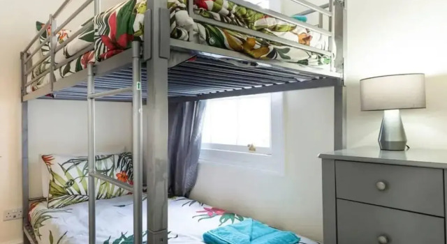 Lovely Stunning 2-bed Cottage in Torquay, Забронировать Дом для отпуска Отели Торки с парковкой, рядом с Corbyn Beach, Парковка