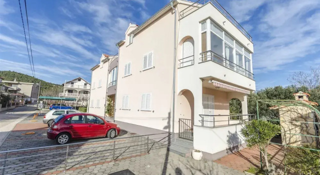 Apartment Ljiljana, Забронировать Апартаменты/квартира Отели Трибунь с парковкой, рядом с Пристань для яхт Трибуни, Парковка