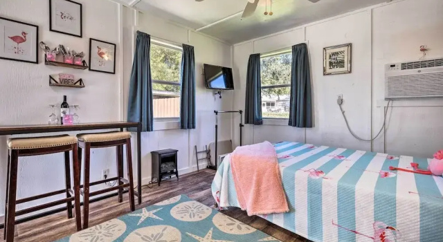 Апартаменты Flirty Flamingo' Studio: 1 Mi to Canyon Lake