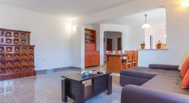 Amazing Home in Liznjan With Wifi and 3 Bedrooms