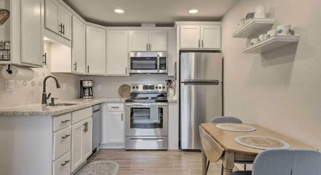 Walk to Old Town Scottsdale: Apartment w/ Patio!, Забронировать Апартаменты/квартира Отели Скотсдейл с парковкой, Парковка