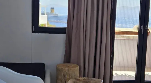 Семейный люкс с балконом и с видом на бассейн ELLI TROPiCAL LUXURY SUITES SUNSET-INFINITY POOL- SEA SIDE-NEAR CENTER PARKING