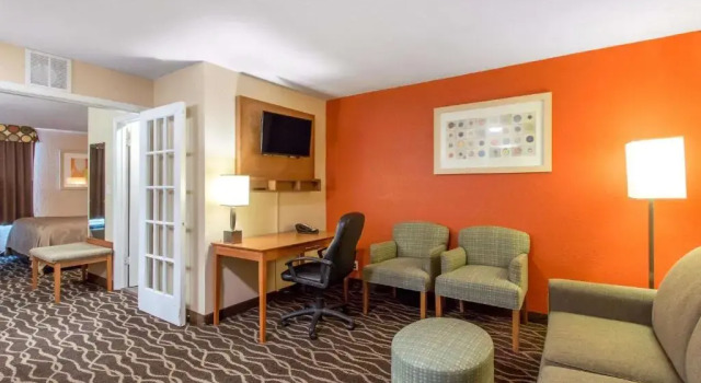 Двухместный люкс c 1 комнатой Quality Inn & Suites I-35 near Frost Bank Center