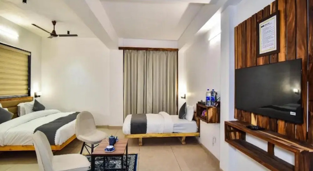 Четырёхместный номер Standard с балконом LA Riqueza Koala Inn Mcleod Ganj - Near to Dalai Lama Temple & Mall Road