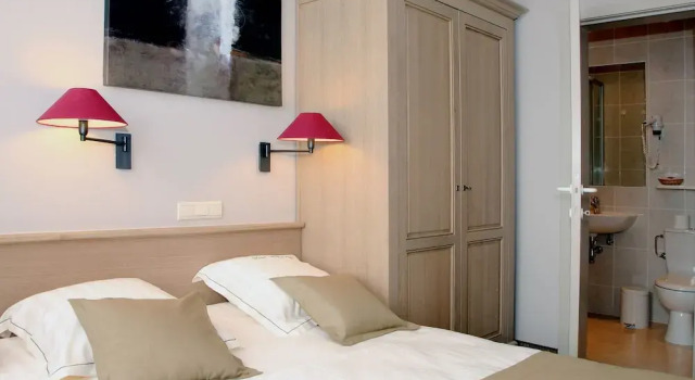 Номер Superior Ambassador Hotel