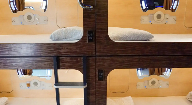 Deluxe Capsule SNOOZE Capsule Hotel