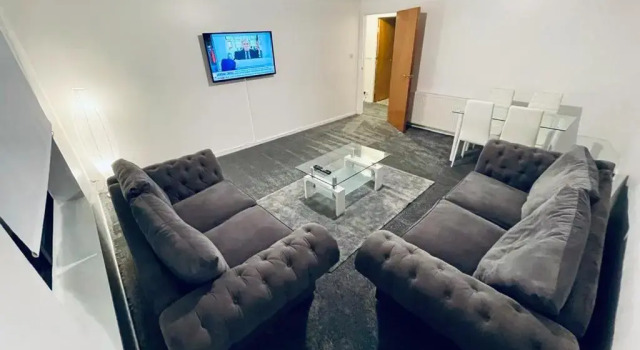 Апартаменты Modern 2 Bedroom Apartment With Free Parking