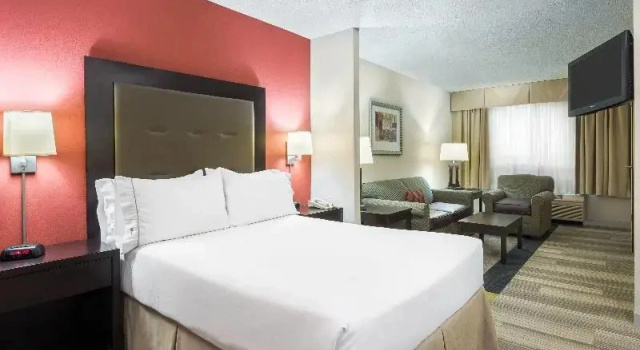 Люкс Holiday Inn Express Hotel & Suites Kendall East-Miami by IHG