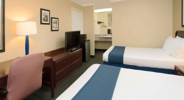 Четырёхместный номер Standard Days Inn by Wyndham Pinole Berkeley