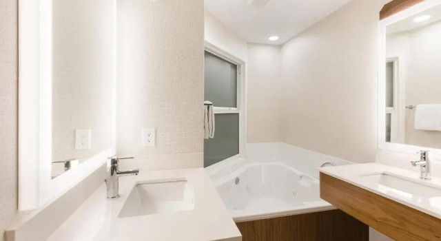 Двухместный люкс c 1 комнатой Holiday Inn Express Grande Prairie by IHG