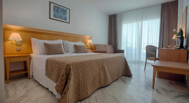 Трёхместный номер Standard с видом на бассейн ALEGRIA Costa Ballena Aquafun & Spa