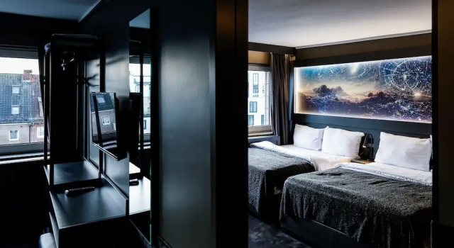 Кровать в общем номере с 6 комнатами Sleephotels Cosmos