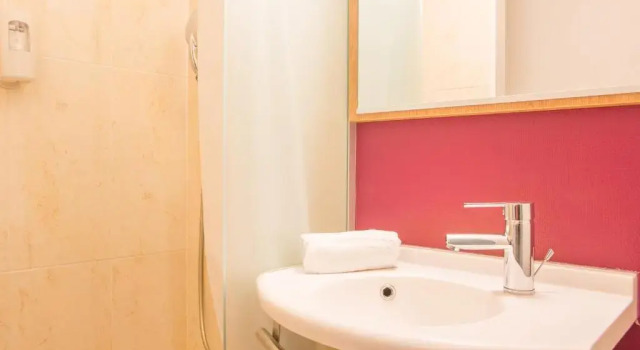 Двухместный номер Accessible B&B HOTEL Hyères
