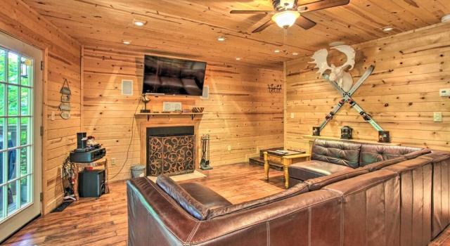 Коттедж с 3 комнатами Rustic Gatlinburg Chalet w/ Hot Tub: 2 Mi to Town