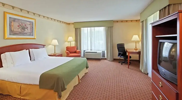 Люкс Standard Holiday Inn Express Hotel & Suites-North East by IHG