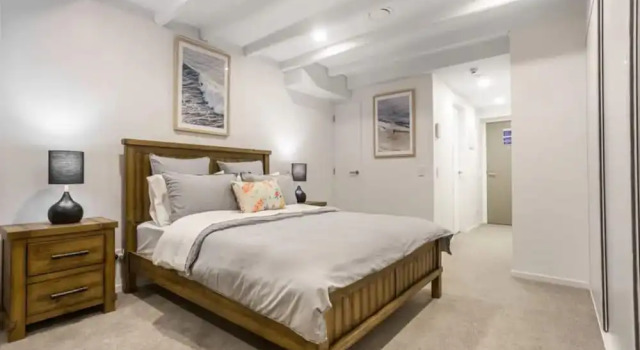 Condo in Queen St CBD w Pool and Gym Zodiak Stays, Забронировать Дом для отпуска Виллы Окленда, Вилла