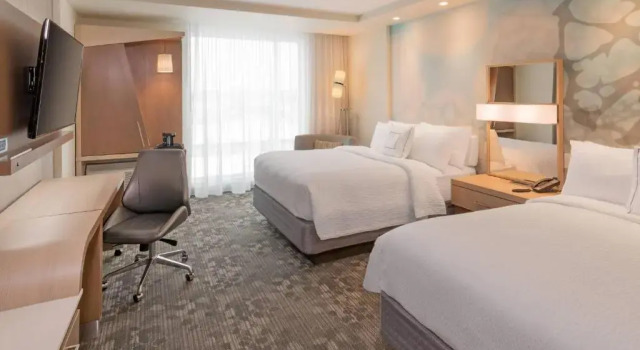 Четырёхместный номер Standard с видом на город Courtyard by Marriott Burlington-Oakville