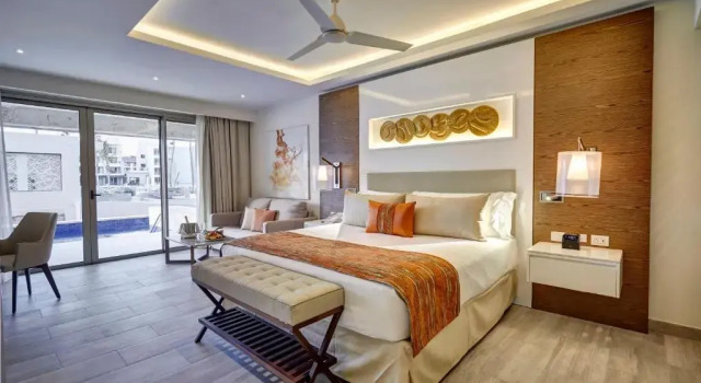 Полулюкс Luxury с видом на сад Royalton Bavaro, An Autograph Collection All-Inclusive Resort & Casino