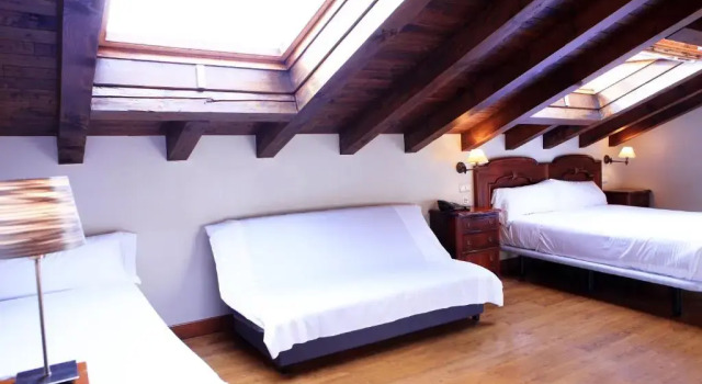 Трёхместный номер Standard Hostal Antxitonea