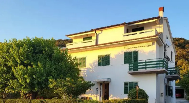 Apartmani Mira, Prenota Ostello Hotel a Isole Quarnerine con parcheggio, Parcheggio
