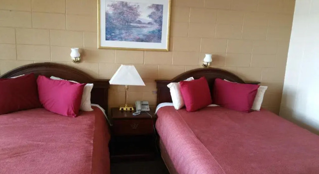 Четырёхместный номер Standard Riverview Motel