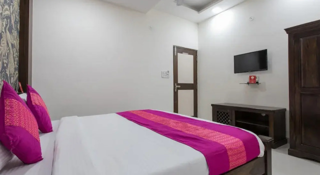 OYO 9387 Hotel Sunlight, Забронировать Отель Отели штата Мадхья-Прадеш с парковкой, Парковка