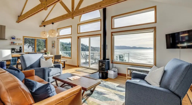 Коттедж Oceanside Escape w/ Stunning Views: Walk to Beach!
