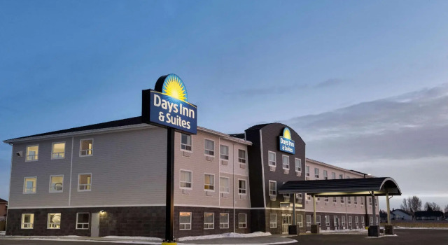 Двухместный полулюкс Days Inn & Suites by Wyndham Warman