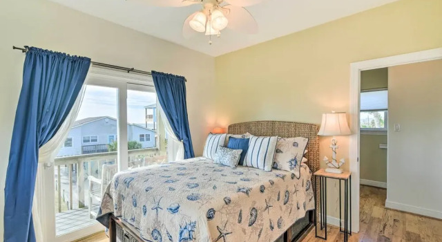 Коттедж Steps to Beach: Ocean-view Retreat in Galveston!