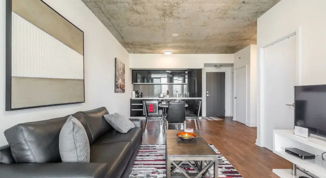Stunning New 1BR Suite Trendy Queen West, Varaa Hotelli Toronto 