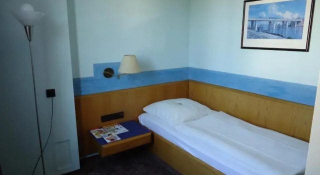 Номер Standard enjoyHotel garni Korntal Stuttgart b&b Parkplatz Sprinter Penny eTank Porsche-Museum