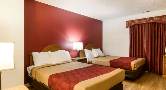 Четырёхместный люкс Econo Lodge Inn & Suites Lake Harmony - Pocono Mountains Area