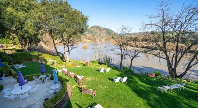 Люкс с балконом The River Belle Inn