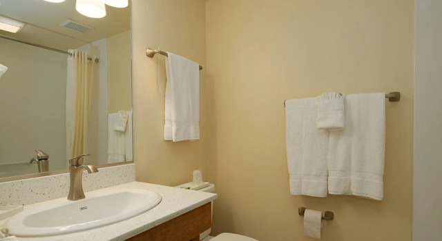 Четырёхместный номер Standard с балконом Kellogg West Conference Center and Hotel