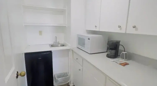 Коттедж First Canada Hotel Cornwall Hwy 401 ON