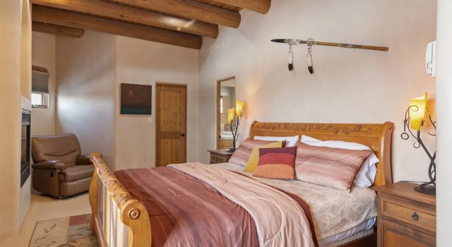 Art Haven - Stylish Southwestern Comfort, Walk to The Plaza