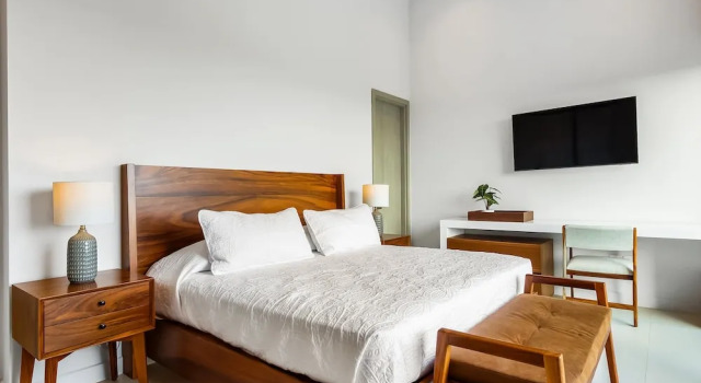 Modern Condo With Breathtaking Views, Infinity Pool, and en Suite Bedrooms