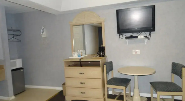 Четырёхместный номер Standard Village Inn & Suites - Smithville