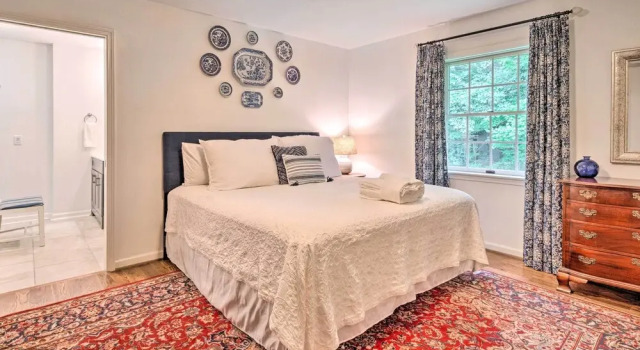 Deck w/ Fireplace: Pet-Friendly Lake Lure Retreat, Забронировать Дом для отпуска Виллы Чимни-Рок, Вилла