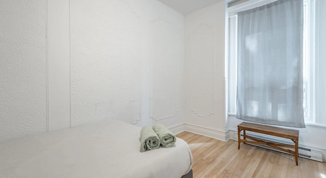Beautiful Private Bedroom in Mile-End, Rezervasyon Otel Montreal Quebec